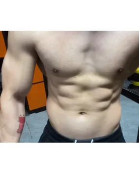 爱健身的肌肉男