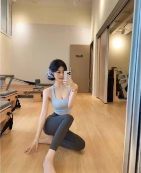 清纯温柔瑜伽妹子