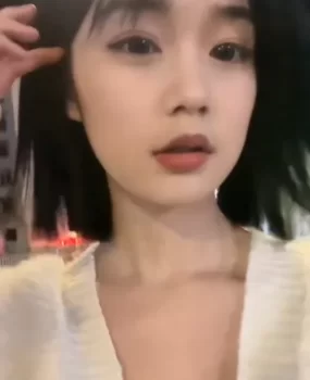 济宁妹妹，看着像学生还有个闺蜜兼职